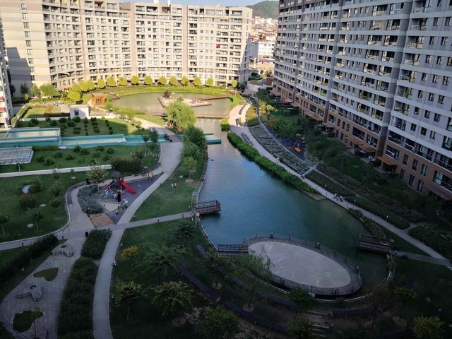 SİNPAŞ LİVA SATIŞ OFİSİ REMAX PROF SEZAİ TOPKAYA SATILIK 2+1 GÖLET MANZARALI