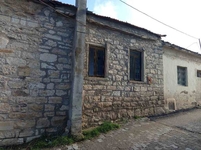 SANAT SOKAĞINA 300 M. MERKEZİ KONUM AVLULU MÜSTAKİL TAŞ EV.