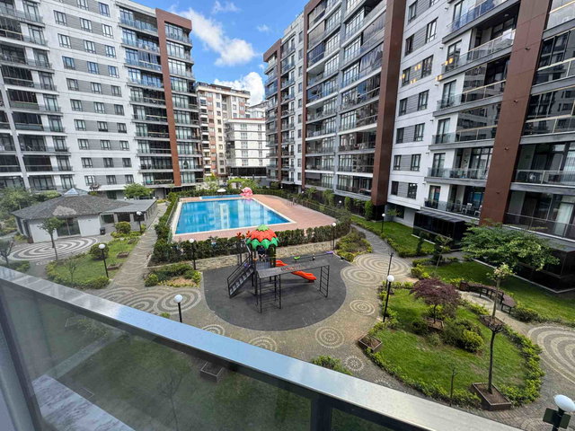 REMAX PROF ÇEKMEKÖY MOONPARK SİTESİ SATILIK 4+1 230 M2 HAVUZ MANZARALI