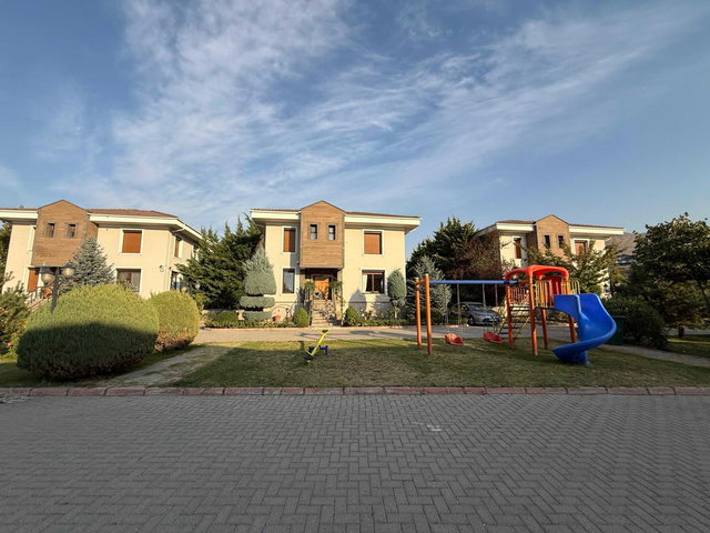 ÇAY BAĞLARININ KALBİNDE SİTE KONFORUNDA 7+1 BODRUMLU VİLLA