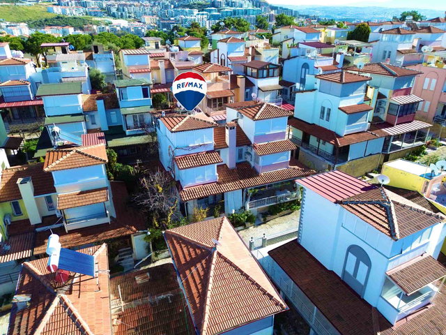 DENİZ MANZARALI HAVUZLU SİTEDE BAHÇELİ VİLLA