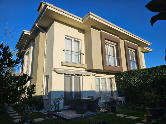 BAHÇEŞEHİR ESTON ŞEHİR 5 TE SATILIK 4+1 VİLLA