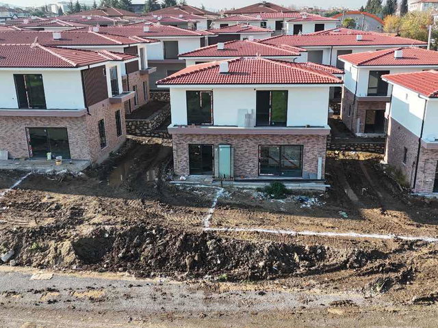 REMAX NATURAL İZMİT BAŞİSKELE YENİKÖY MÜSTAKİL 4+1 SATILIK VİLLA