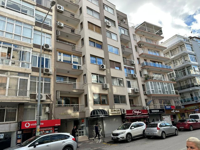 GÜZELYALI'DA CADDE ÜSTÜ SAHİLE 200M, 175M2, 4+1 SATILIK DAİRE