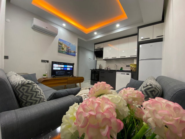 DENİZE VE TROPİK PARKA YAKIN FULL EŞYALI 1+1 DAİRE