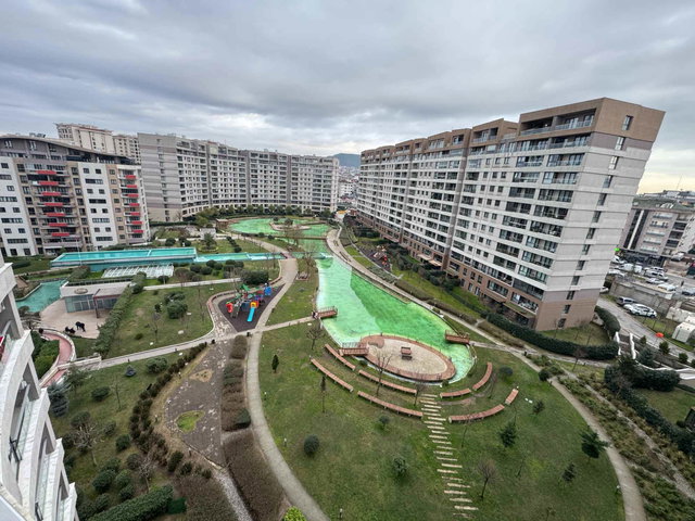 SİNPAŞ LİVA SATIŞ OFİSİ REMAX PROF SEZAİ T. 1+1 GÖLET MANZARALI