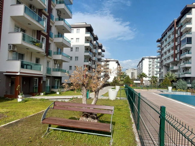 ALIAĞA’NIN GÖZDE SITESINDE | SATILIK 1+1 DAİRE I HAVUZLU, 7/24 GÜVENLIKLI