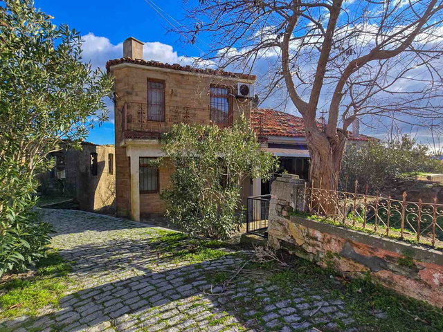 ÇANAKKALE GÖKÇEADA TEPEKÖY KÖY MEYDANI SATILIK BAHÇELI VILLA