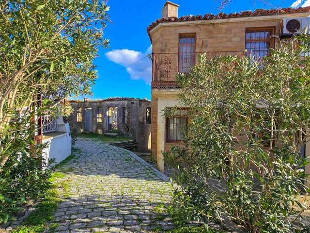 ÇANAKKALE GÖKÇEADA TEPEKÖY KÖY MEYDANI SATILIK BAHÇELI VILLA