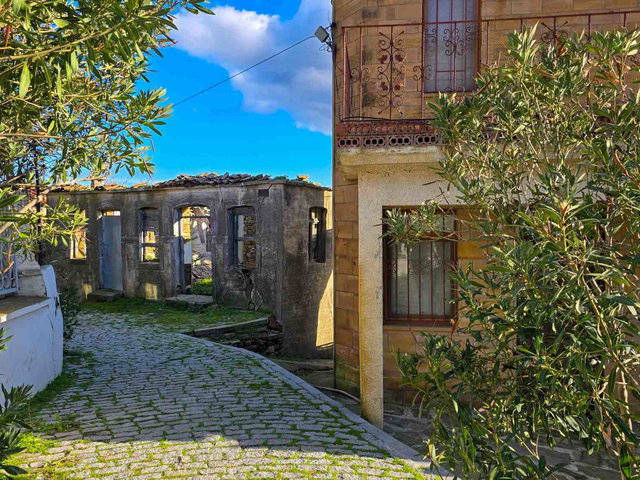 ÇANAKKALE GÖKÇEADA TEPEKÖY KÖY MEYDANI SATILIK BAHÇELI VILLA