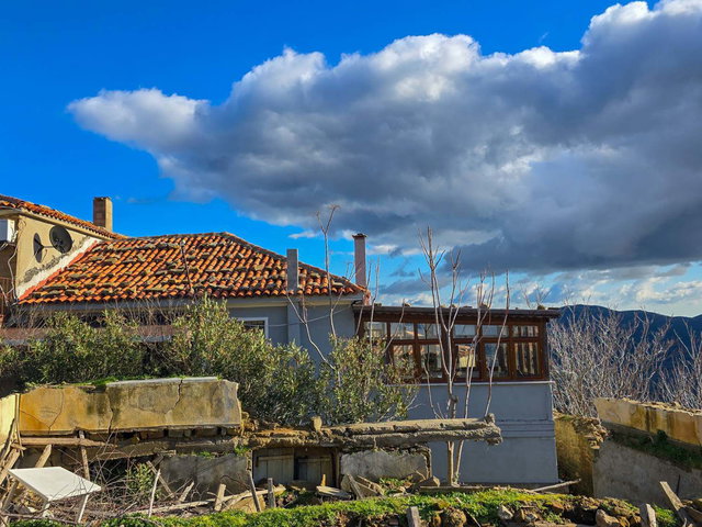 ÇANAKKALE GÖKÇEADA TEPEKÖY KÖY MEYDANI SATILIK BAHÇELI VILLA