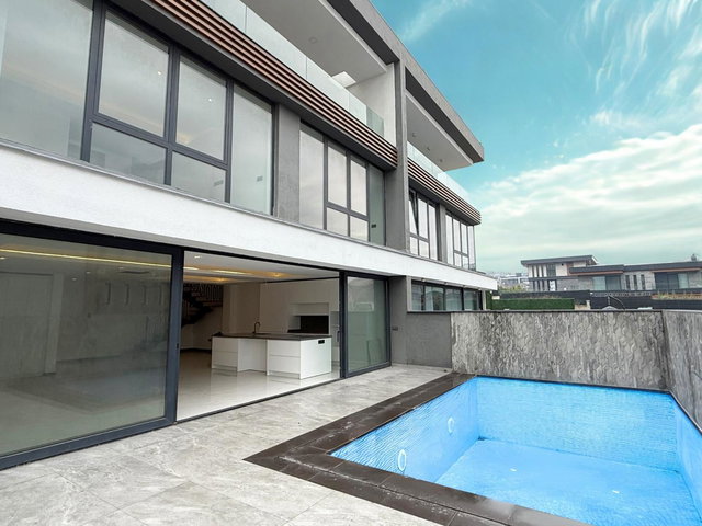 REMAX BEYAZ GÜMÜŞTEPE’DE SİTE İÇİ MÜSTAKİL HAVUZLU SIFIR TRİPLEKS VİLLA