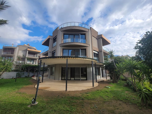 KAHRAMANDERE'DE YÜZME HAVUZLU 5+2 VILLA