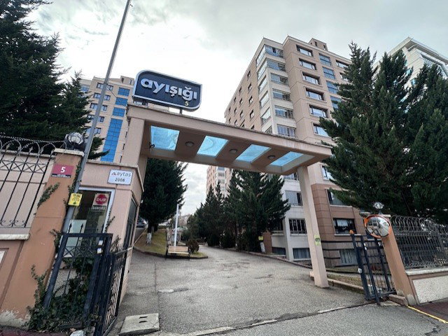Y.ÖVEÇLER MAHALLESİ ''AYIŞIĞI'' SİTESİ'NDE SATILIK 4+1 DAİRE !