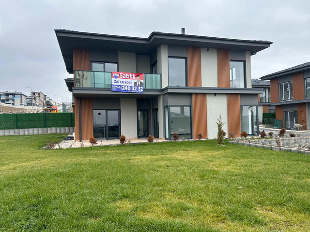 KARACAKAYA MAHALLESİ'NDE LÜX YAPILI, SIFIR SATILIK VİLLA