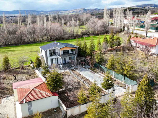 PURSAKLAR SİRKELİ YEŞİLOVA'DA 500 M² ARSA IÇINDE 2 KATLI MÜSTAKIL BINA