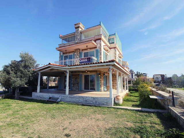 SIĞACIK KALEİÇİ BÖLGESİNDE KAPANMAZ DENİZ MANZARALI TAŞ EV