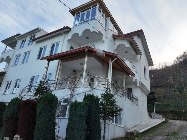 GÜLYALI'DA DENİZE VE ANAYOLA YAKIN, HAVALİMANINA KOMŞU, EŞYALI, TRİPLEKS VİLLA