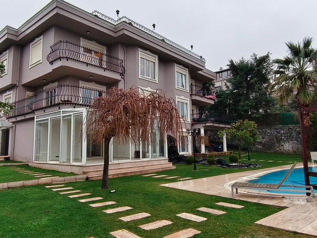 BEYKOZ BAKLACI' DA 850 M2 BAHÇELİ, 500 M2 KİRALIK 5+1  TRIPLEX IKIZ VİLLA
