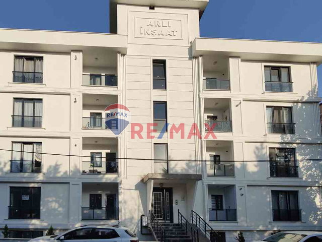 BÜYÜKÇEKMECE HÜRRIYET MAHALLESINDE SIFIR 3+1 BAHÇE KATI