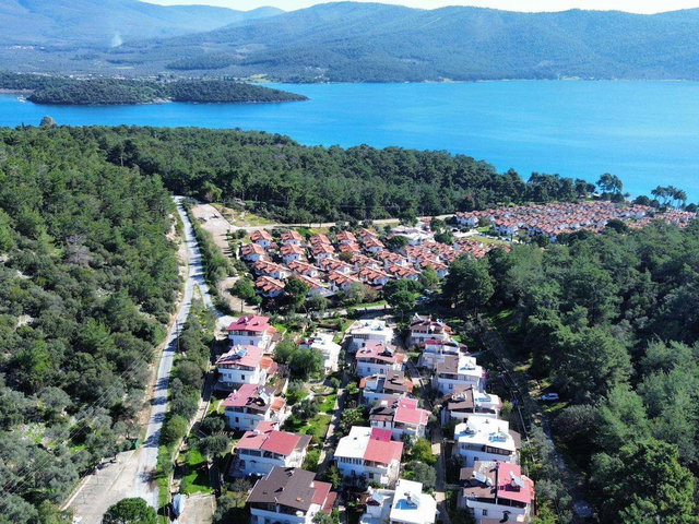DENİZ VE DOĞA MANZARALI BAHÇELİ İKİZ VİLLA