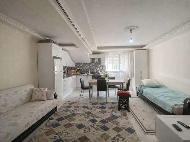 ESENYURT AKÇABURGAZ MAHALLESIN'DE GENIŞ KULLANIŞLI 3+1 BAHÇE KATI