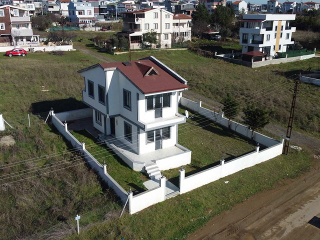 BAHÇELI 3+1 MÜSTAKIL EV + YANINDA İMARLI AYRI 160 M2 ARSA