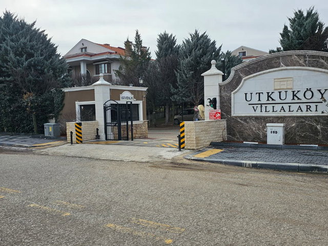 GÖLBAŞI KARŞIYAKA MAHALLESI | SITE İÇINDE SATILIK PRESTIJLI VILLA