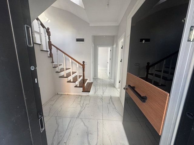 STADYUMA YAKIN SATILIK 5+1 VİLLA REMAX MAVİ TUNCAY ŞEN'DEN.
