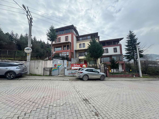 GÖLCÜK DEVLET HASTAHANESI KARŞISINDA FORLEKS VILLA RE/MAX ÇAKRA