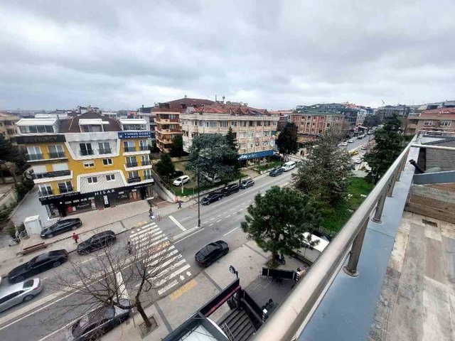 ACİBADEM CADDESİNDE CADDE ÜZERİNDE TİCARİ VE KONUT KULLANIMA  UYGUN KİRALIK DUBLEX DAIRE