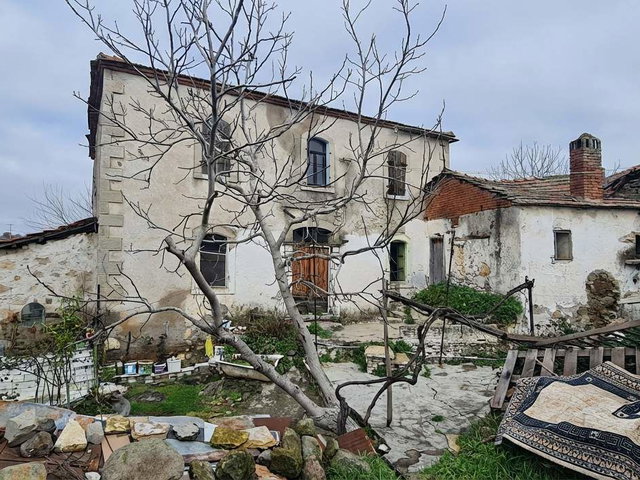 İZMİR BERGAMA FERİZLER KÖYÜ'NDE SATILIK MÜŞTEMİLATLI EV VE ARSALAR