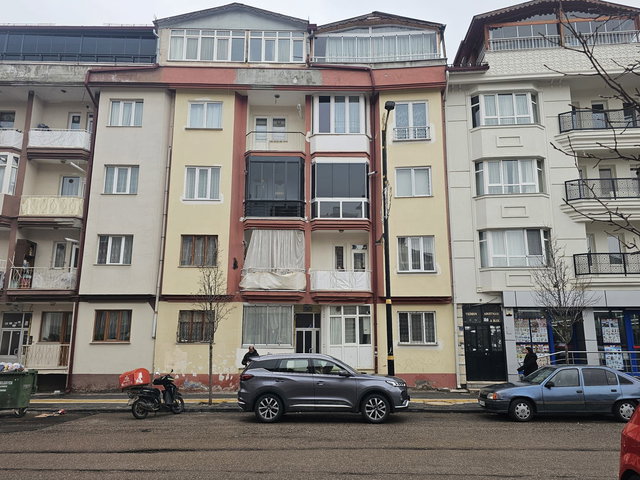 VALİ VARİNLİ CADDESİNDE KULLANIŞLI 3+1 DAİRE