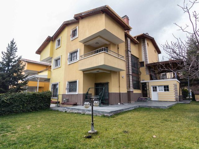 ERYAMAN ECZACILAR SITESINDE 5+2 GENIŞ BAHÇELI VILLA