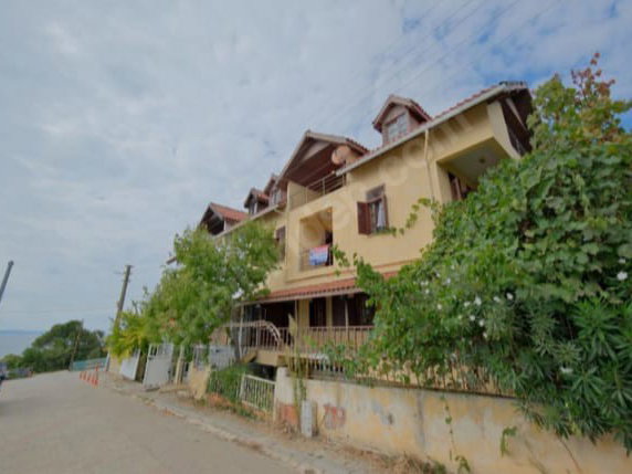 RE/MAX DREAM FARKIYLA  KANDIRA KERPE'DE DENİZE SIFIR MUHTEŞEM KONUMLU 5+1 EŞYALI SATILIK YAZLIK