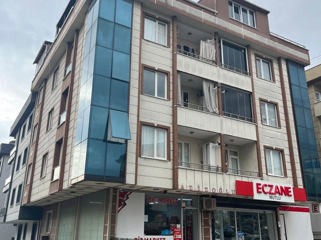 YAKUPLU MAH. METROBÜSE YAKIN EBEVEYN BANYOLU SATILIK 2+1