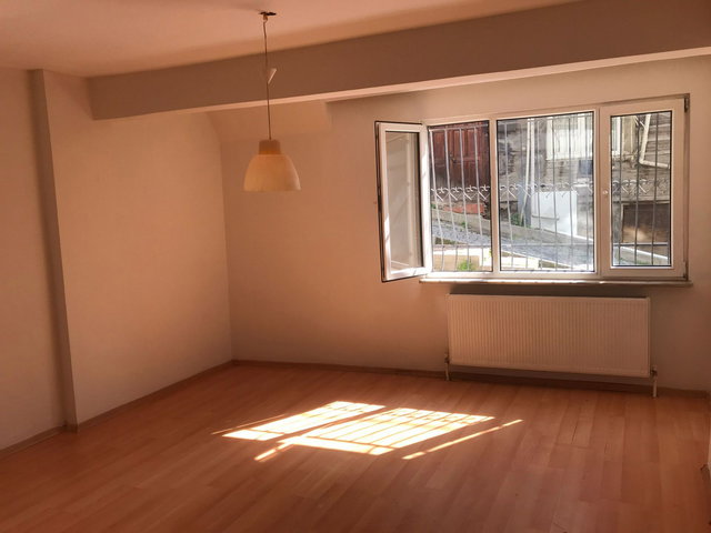 ORTAKÖY'DE BAHÇE KULLANIMLI 2+1 SATILIK DAIRE