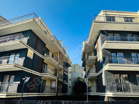 RE/MAX DREAM FARKIYLA  İZMİT YENİŞEHİR BÖLGESİNDE SERVİS VE TRAMVAYA YAKIN KONUMLU EŞYALI 1+1 DAİRE