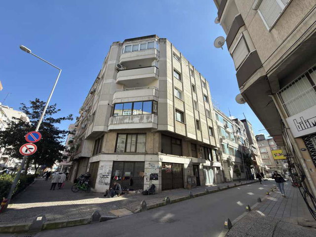 KONAK KAHRAMANLAR MAHALLESİNDE KİRALIK 3+1 GENIŞ DAİRE