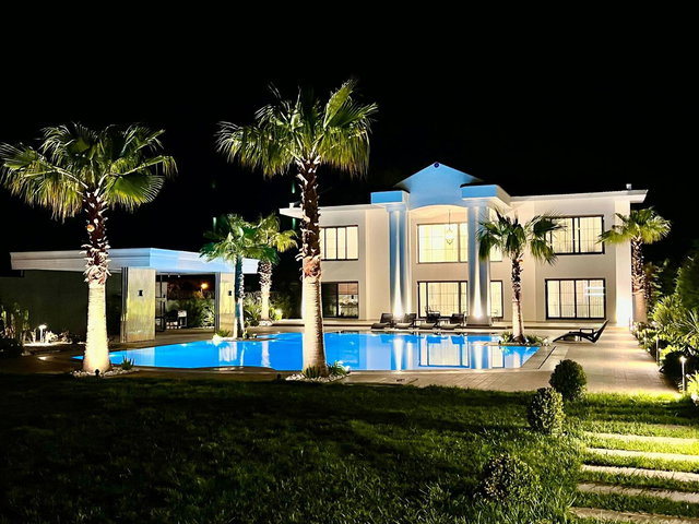 21 GÜZELBAHÇEDE SATILIK VILLA