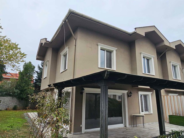 USKUMRUKÖY ARIKÖY'DE BODRUMDAN BAHÇE ÇIKIŞLI KİRALIK VİLLA