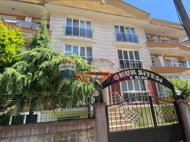 KARTEPE ATAEVLER MAHALLESİ ONUR SİTESİNDE ARAKAT 2+1 SATILIK DAİRE