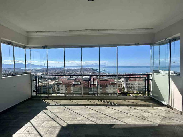 DAĞ ÇİÇEĞİ SİTESİNDE PANORAMİK DENİZ MANZARALI DAİRE