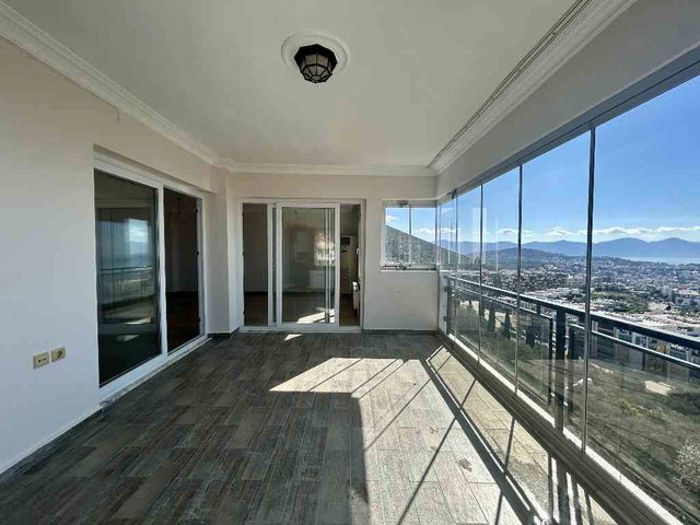 DAĞ ÇİÇEĞİ SİTESİNDE PANORAMİK DENİZ MANZARALI DAİRE