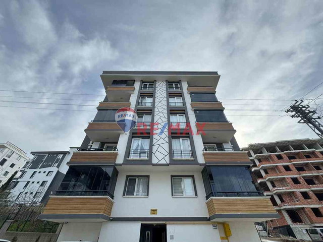 REMAX GÖKHAN / TRAMVAYA YAKIN SALON MUTFAK AYRI GENİŞ 1+1!