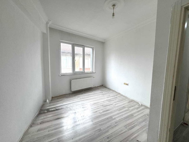 YENİYOL CADDESİNDE SATILIK ARA KAT 2+1 DAİRE.