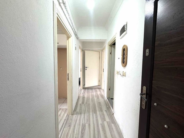 YENİYOL CADDESİNDE SATILIK ARA KAT 2+1 DAİRE.