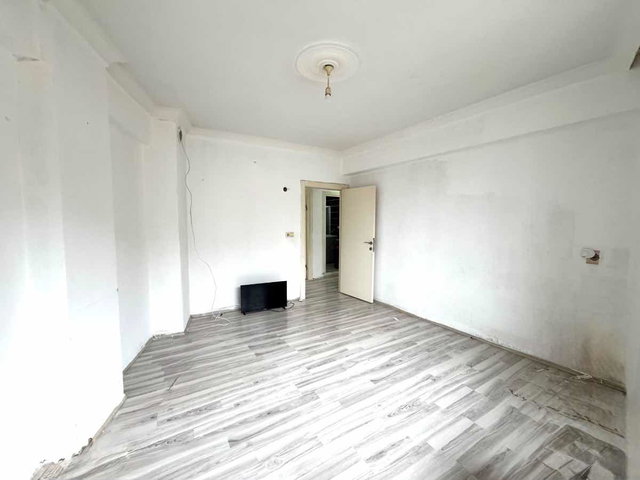 YENİYOL CADDESİNDE SATILIK ARA KAT 2+1 DAİRE.