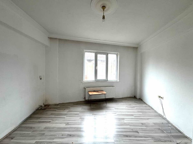 YENİYOL CADDESİNDE SATILIK ARA KAT 2+1 DAİRE.