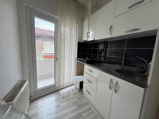 YENİYOL CADDESİNDE SATILIK ARA KAT 2+1 DAİRE.